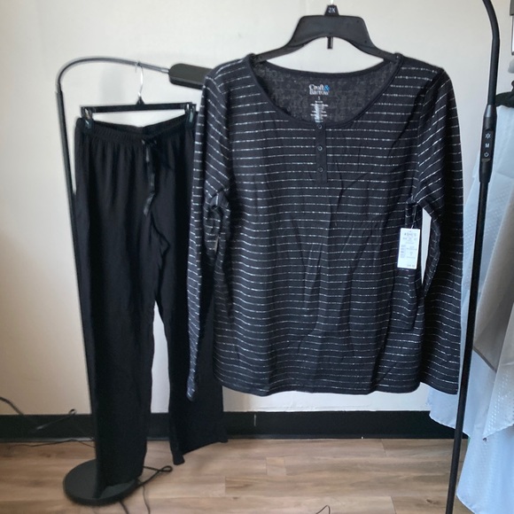 croft & barrow Other - Croft & Barrow 2 piece PJ set metallic stripe top & black pant size S
